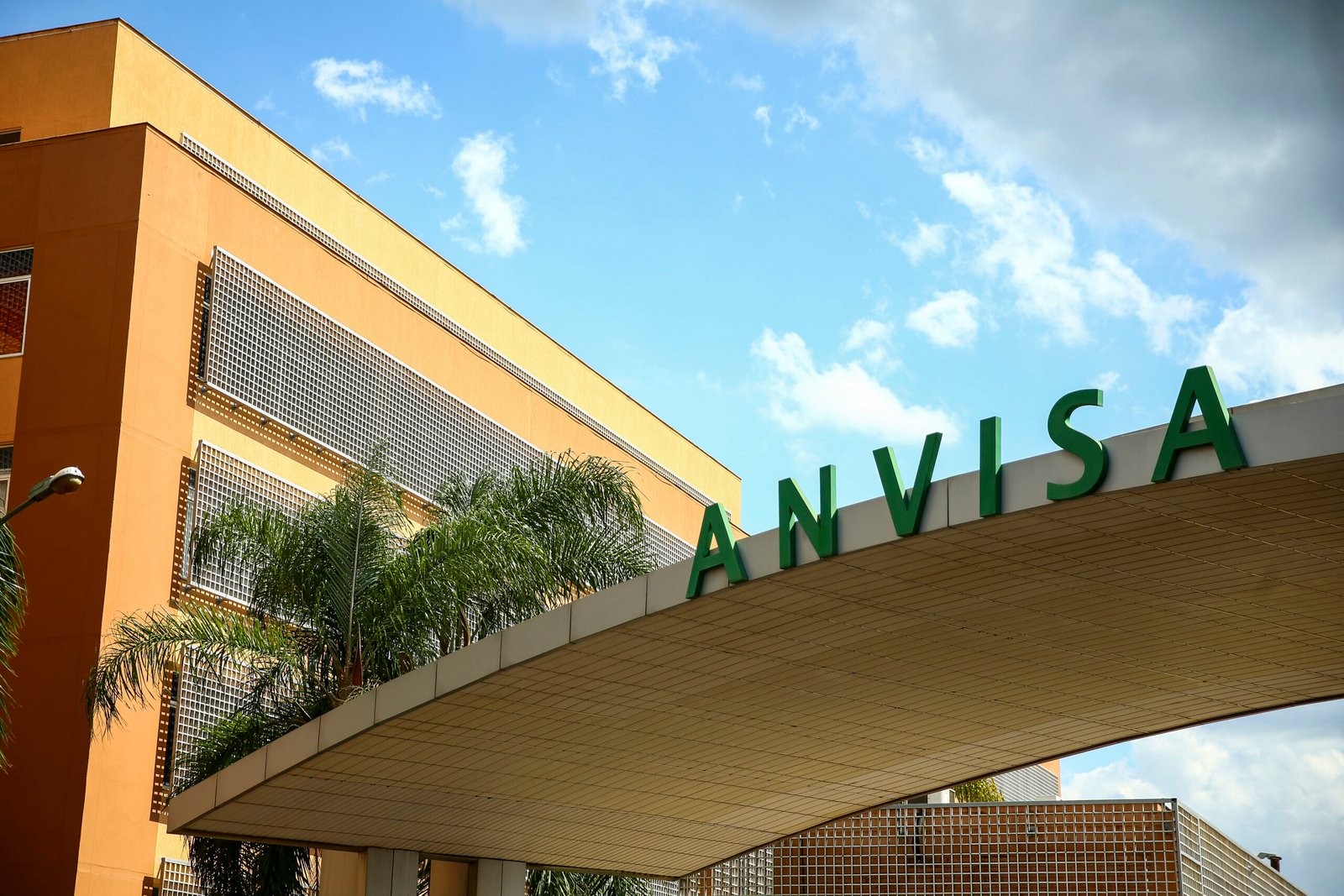 Anvisa proíbe venda de canetas emagrecedoras irregulares e lotes de Mounjaro