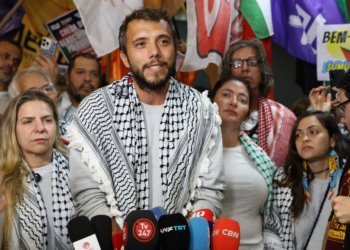 Ativista brasileiro Thiago Ávila retorna ao país após 10 dias de detenção em Israel