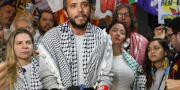 Ativista brasileiro Thiago Ávila retorna ao país após 10 dias de detenção em Israel