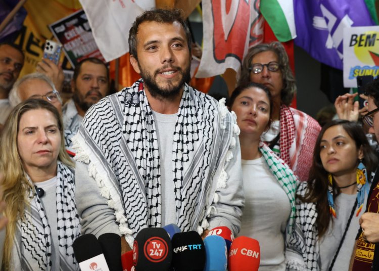 Ativista brasileiro Thiago Ávila retorna ao país após 10 dias de detenção em Israel
