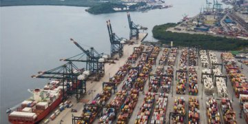 Balança comercial brasileira atinge superávit recorde em abril