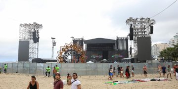 Bombeiros finalizam vistoria para o show de Shakira em Copacabana