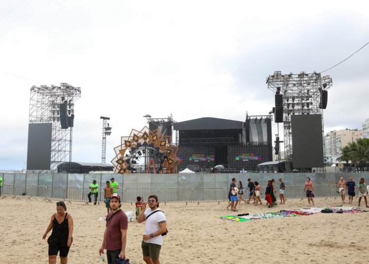 Bombeiros finalizam vistoria para o show de Shakira em Copacabana