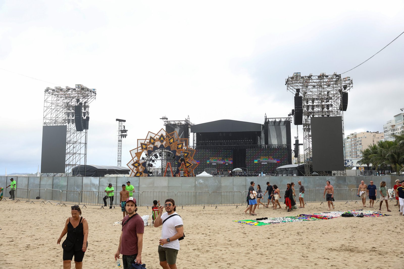 Bombeiros finalizam vistoria para o show de Shakira em Copacabana