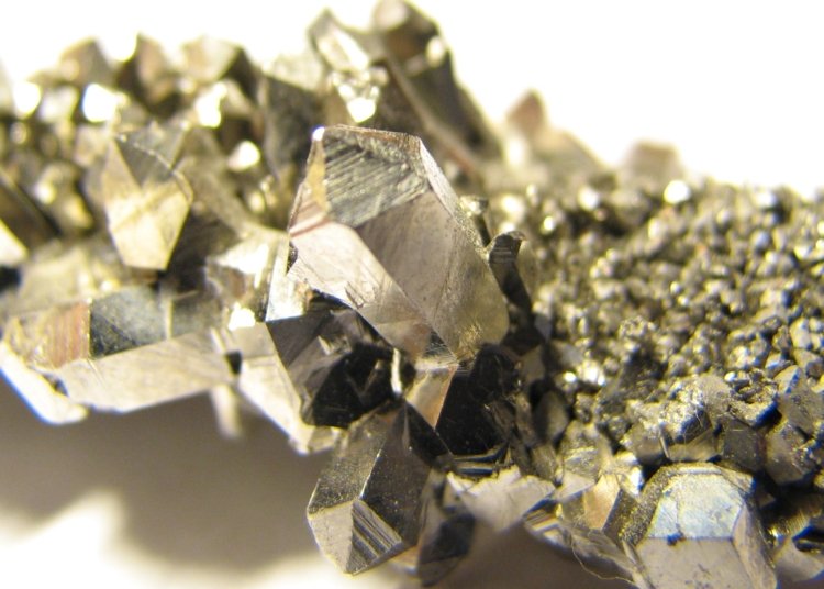 Brasil enfrenta vazio estratégico na exploração de minerais críticos