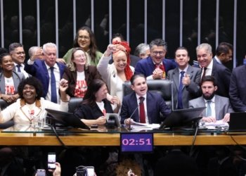 Câmara aprova, em dois turnos, PEC que acaba com a escala 6x1