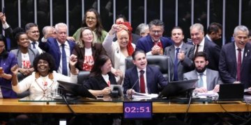 Câmara aprova, em dois turnos, PEC que acaba com a escala 6x1