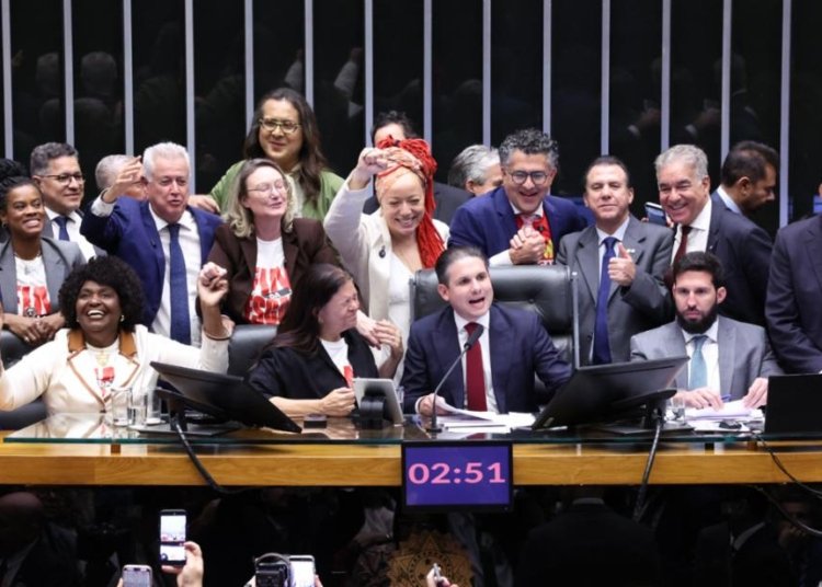 Câmara aprova, em dois turnos, PEC que acaba com a escala 6x1