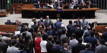 Câmara aprova em primeiro turno a PEC do fim da escala 6x1, com 472 votos