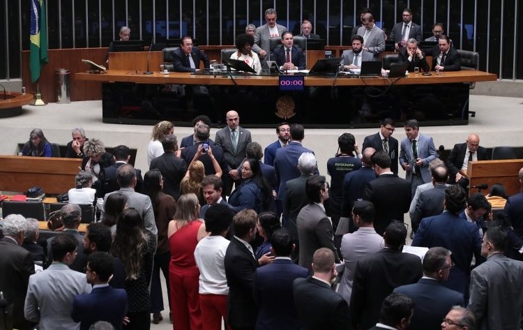 Câmara aprova em primeiro turno a PEC do fim da escala 6x1, com 472 votos