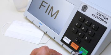 Cármen Lúcia destaca papel da urna eletrônica no fim das fraudes eleitorais