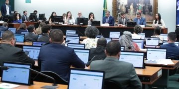 CCJ da Câmara adia votação de PEC que reduz maioridade penal para 16 anos