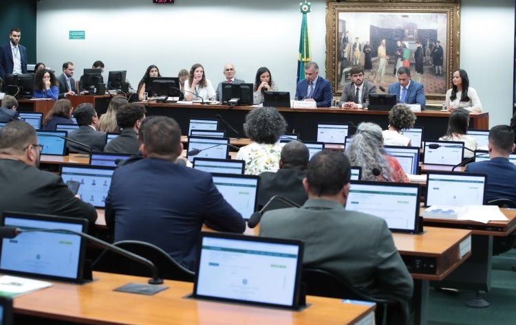 CCJ da Câmara adia votação de PEC que reduz maioridade penal para 16 anos