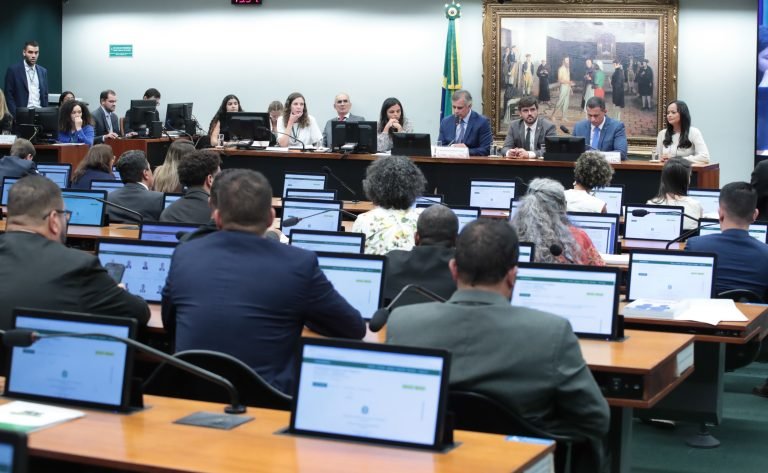 CCJ da Câmara adia votação de PEC que reduz maioridade penal para 16 anos