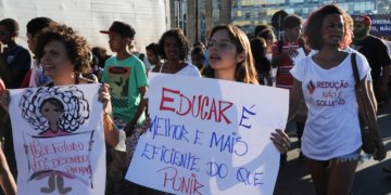 CCJ volta a adiar análise de PEC que reduz maioridade penal de 18 para 16