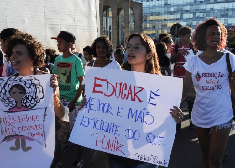 CCJ volta a adiar análise de PEC que reduz maioridade penal de 18 para 16