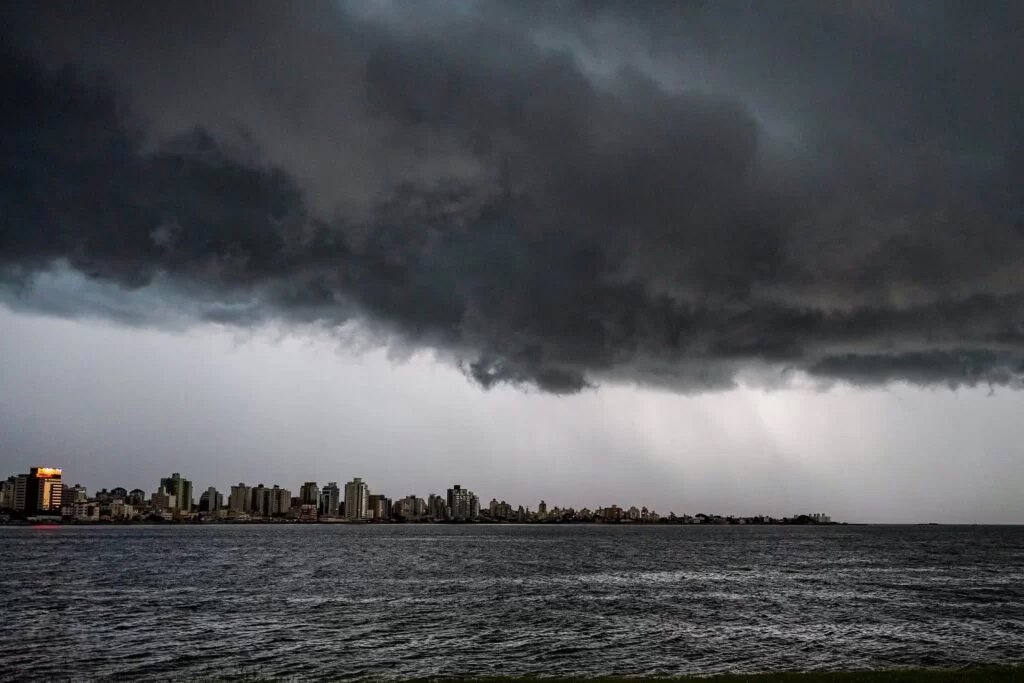 Ciclone extratropical traz temporais e queda brusca de temperatura a Santa Catarina