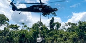 Comando da Operação Catrimani II entrega gerador à terra indígena Yanomami