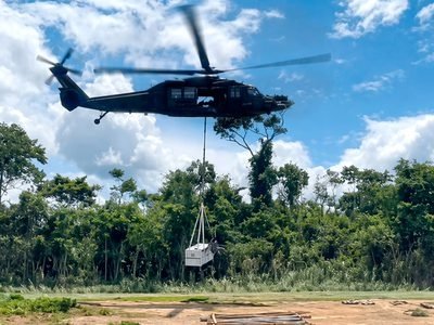 Comando da Operação Catrimani II entrega gerador à terra indígena Yanomami