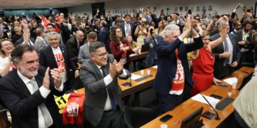 Comissão da Câmara aprova relatório de PEC que extingue escala 6X1