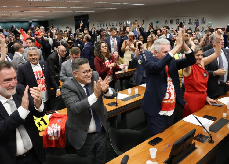 Comissão da Câmara aprova relatório de PEC que extingue escala 6X1