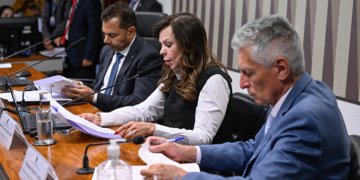 Comissão do Congresso aprova novo piso salarial para professores da rede pública