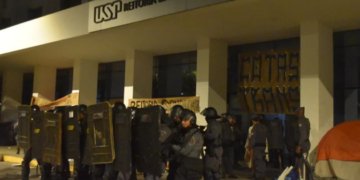 Confronto entre vereadores e estudantes marca protesto por permanência estudantil em SP