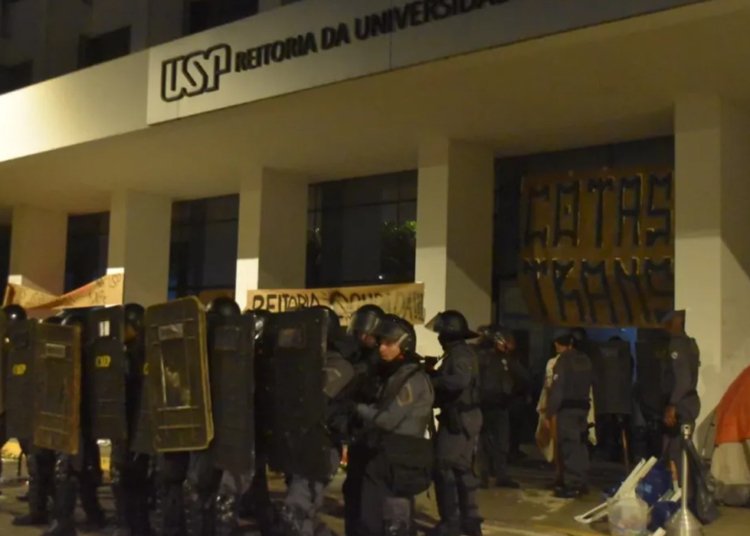 Confronto entre vereadores e estudantes marca protesto por permanência estudantil em SP