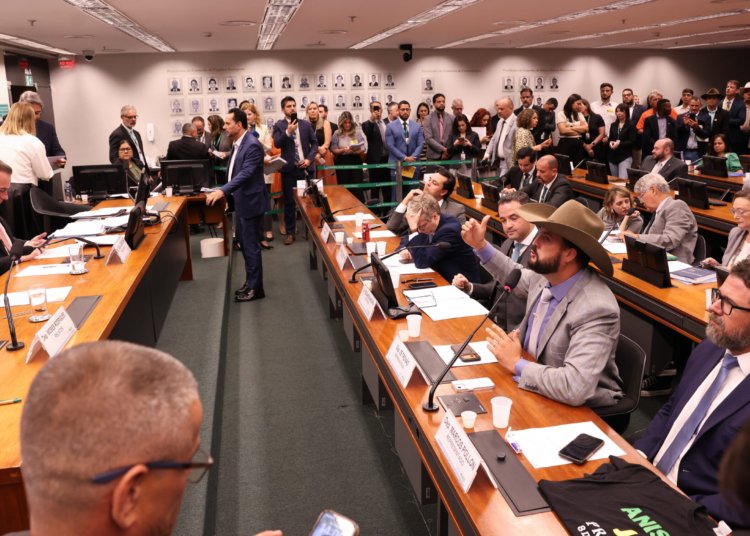 Conselho de Ética da Câmara suspende mandatos de três deputados por motim