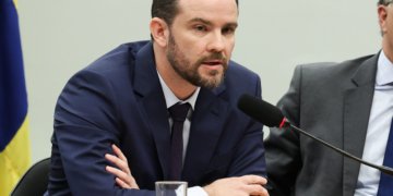 Dario Durigan cumpre agenda estratégica na França em missão do G7