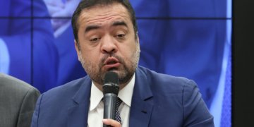 Defesa de Castro afirma que PF não apreendeu nada relevante em busca no RJ