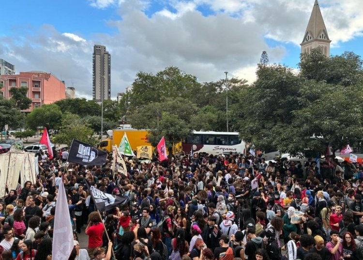 Estudantes de universidades estaduais param São Paulo contra precarização do ensino
