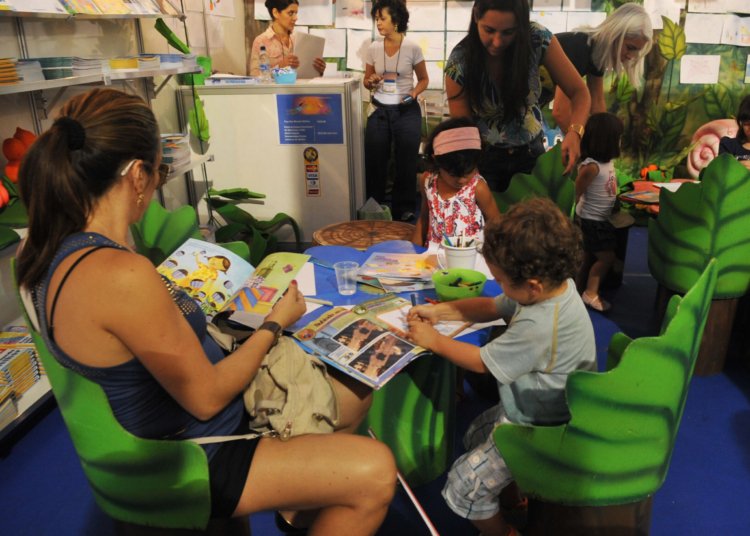 Estudo aponta que mais da metade das famílias brasileiras não lê para crianças