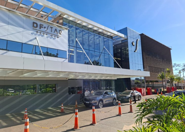 Ex-presidente Bolsonaro é internado para cirurgia no ombro em Brasília
