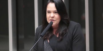 Fim da escala 6x1 ganha força em debate na Câmara durante Dia do Trabalho