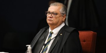 Flávio Dino abre investigação sobre emendas destinadas a produtora de filme de Bolsonaro