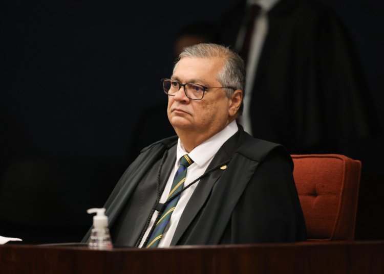 Flávio Dino abre investigação sobre emendas destinadas a produtora de filme de Bolsonaro