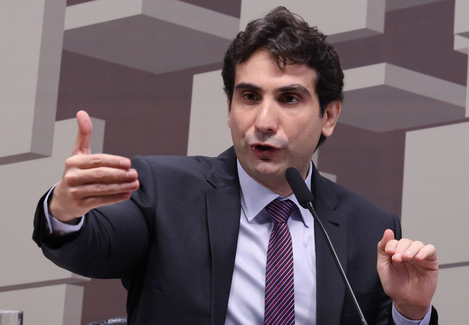 Galípolo revela que criação de carteiras pelo Master acendeu alerta no BC
