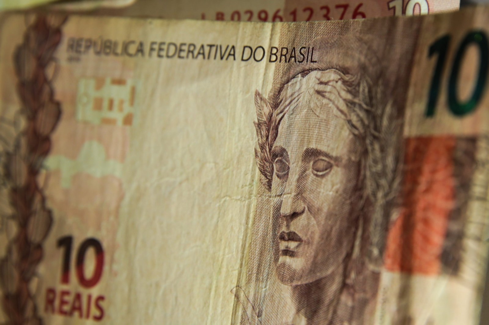 Governo de SP aplica multa recorde de R$ 1 bilhão contra Fast Shop