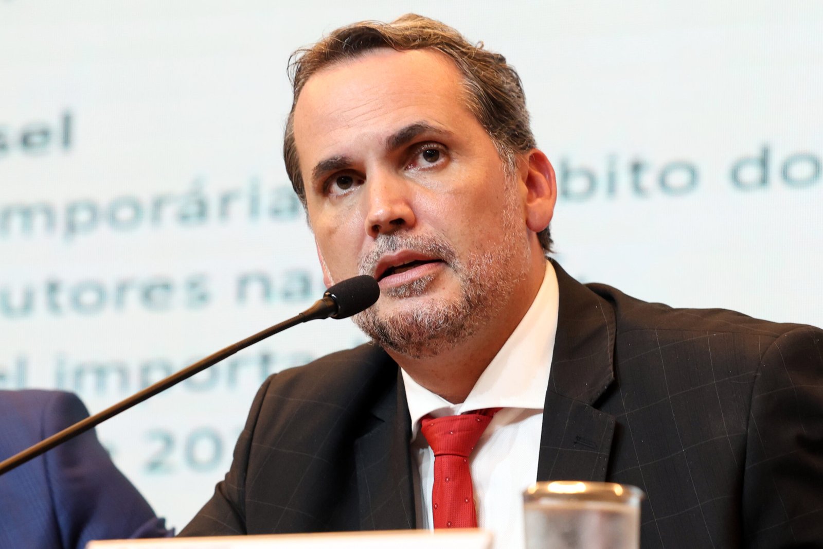 Governo federal cria subsídio para frear alta no preço da gasolina e diesel