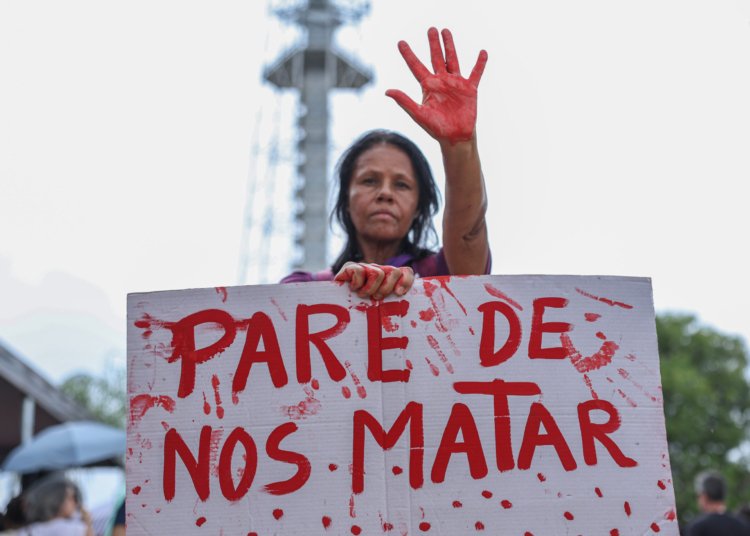 Homicídios de mulheres caem no Brasil, mas feminicídios mantêm patamar alarmante