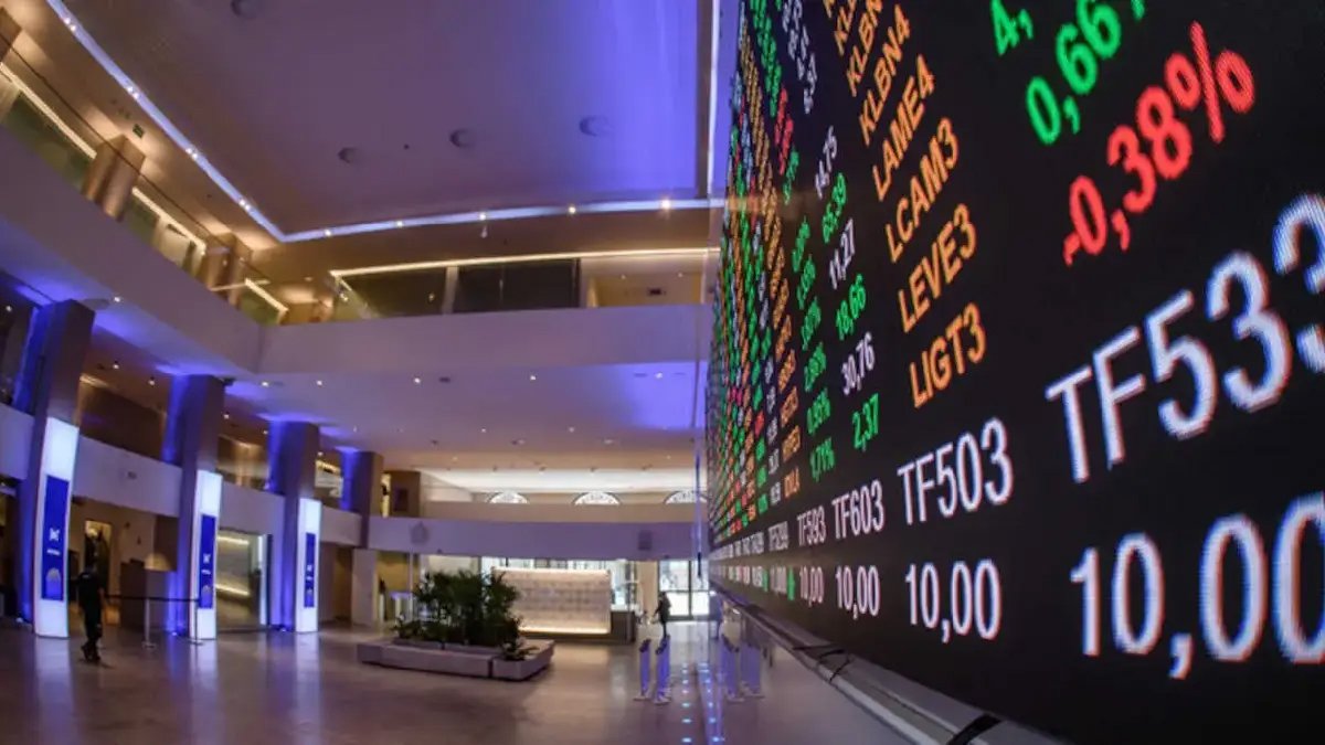 Ibovespa despenca mais de 2% e atinge menor patamar desde março