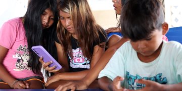Internet precária e falta de identificação alimentam desinformação no Brasil