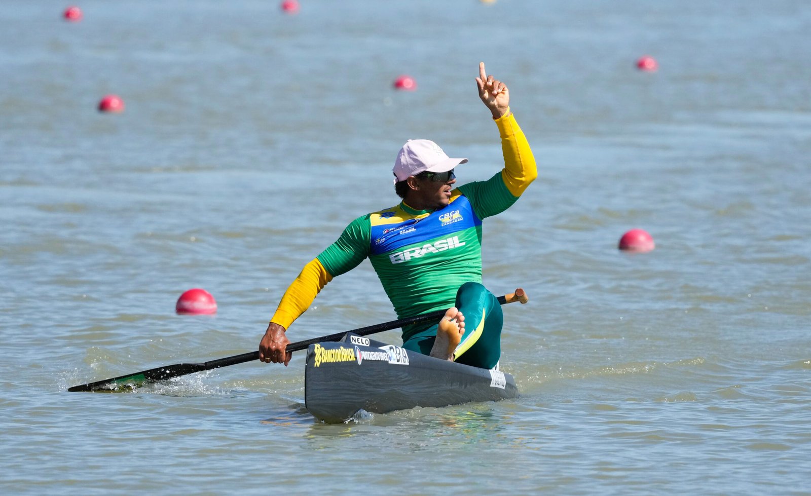 Isaquias queiroz conquista a medalha de prata na copa do mundo de canoagem