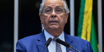 Jayme Campos cobra prioridade absoluta para a educação no Brasil