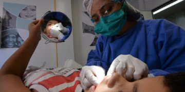 Julho Neon: nova lei oficializa mês de conscientização sobre saúde bucal no Brasil