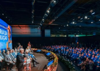 Lula defende diálogo setorial para viabilizar fim da escala 6x1