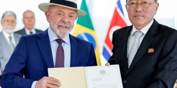 Lula formaliza posse de sete novos embaixadores no Palácio do Planalto