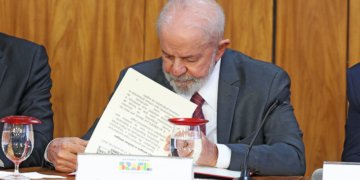 Lula veta projeto que considerava estágio como experiência profissional