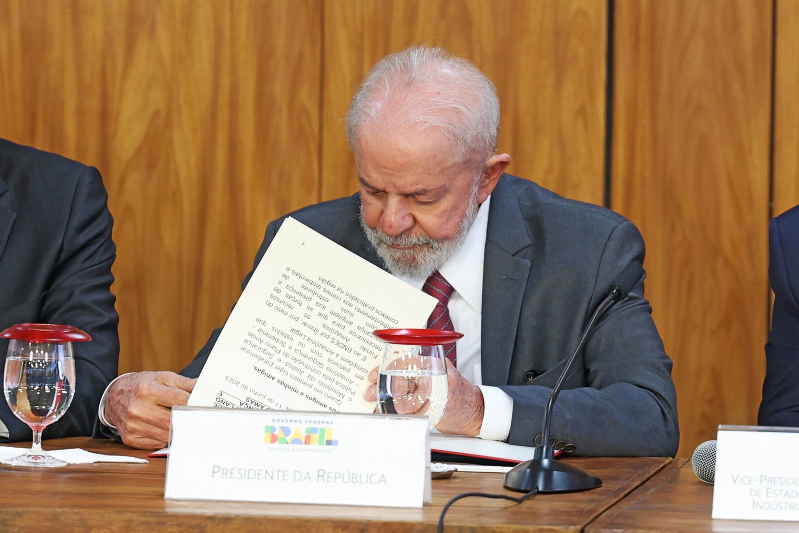 Lula veta projeto que considerava estágio como experiência profissional